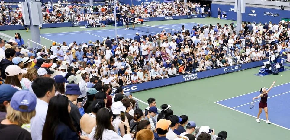 Joueuse servant devant une foule au tournoi de tennis
