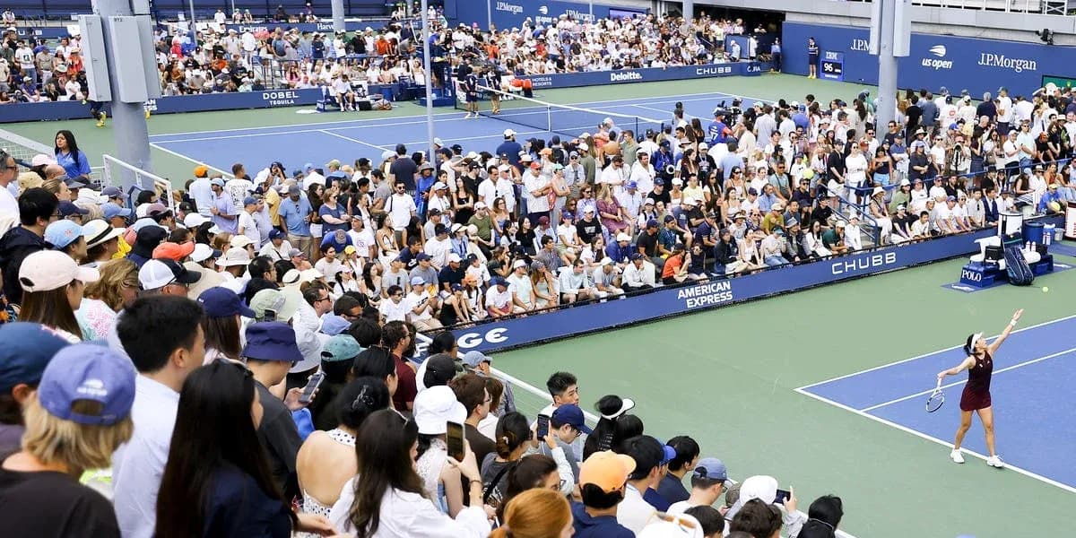 Joueuse servant devant une foule au tournoi de tennis