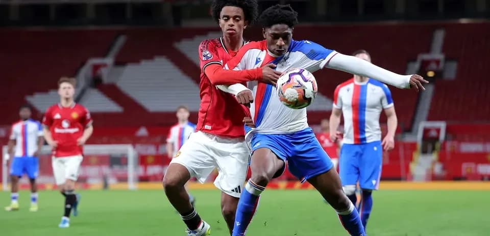Joueur de Manchester United défendant contre un adversaire