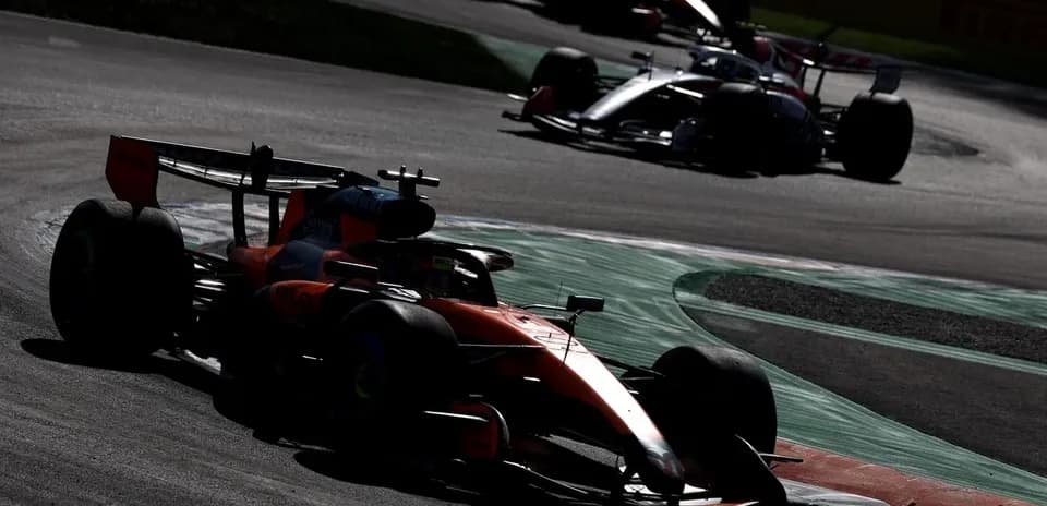 Voiture de Formule 1 en virage sur circuit