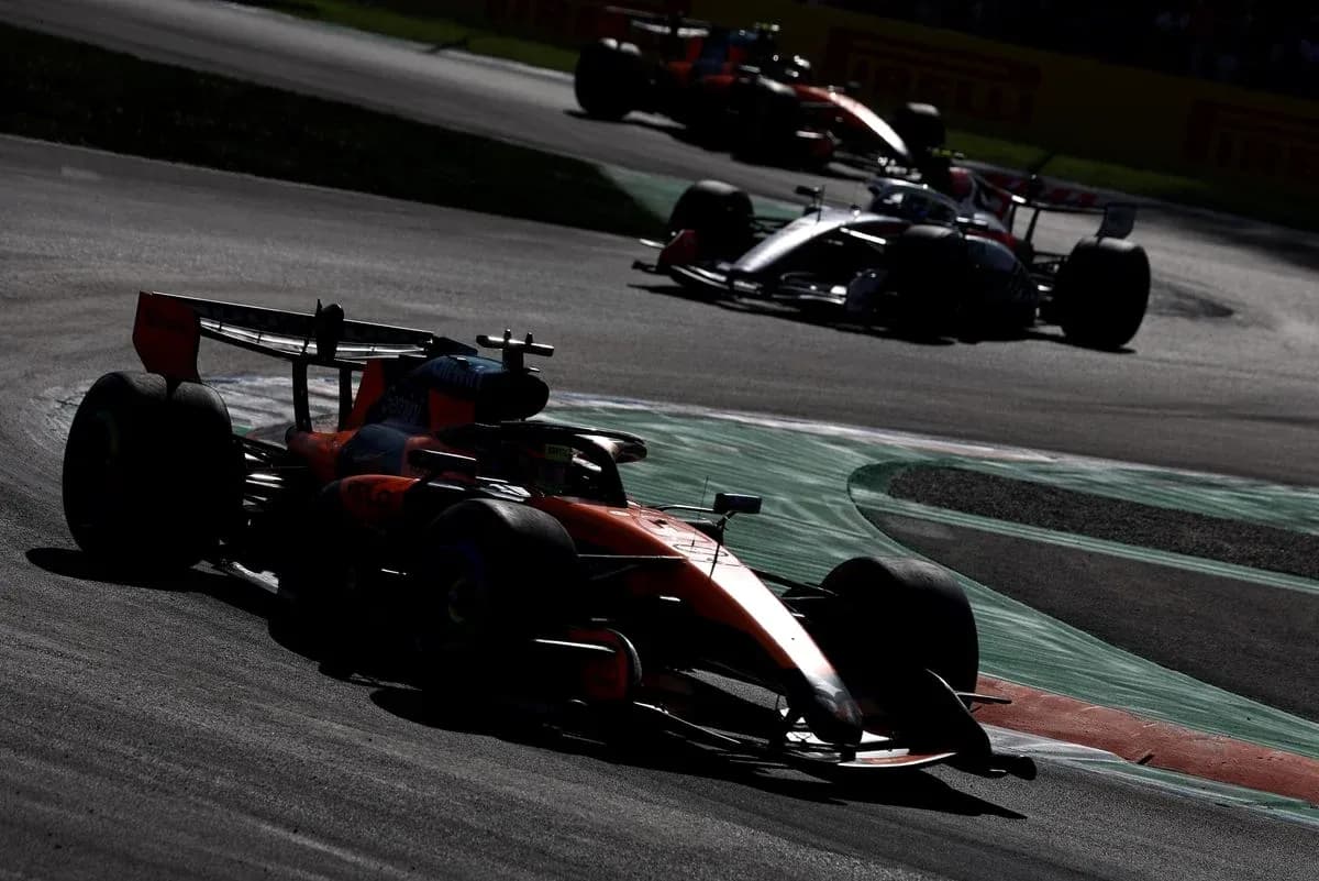 Voiture de Formule 1 en virage sur circuit