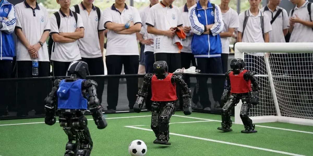 Des robots jouant au football devant des spectateurs