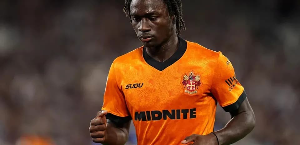 Joueur portant un maillot orange sur le terrain
