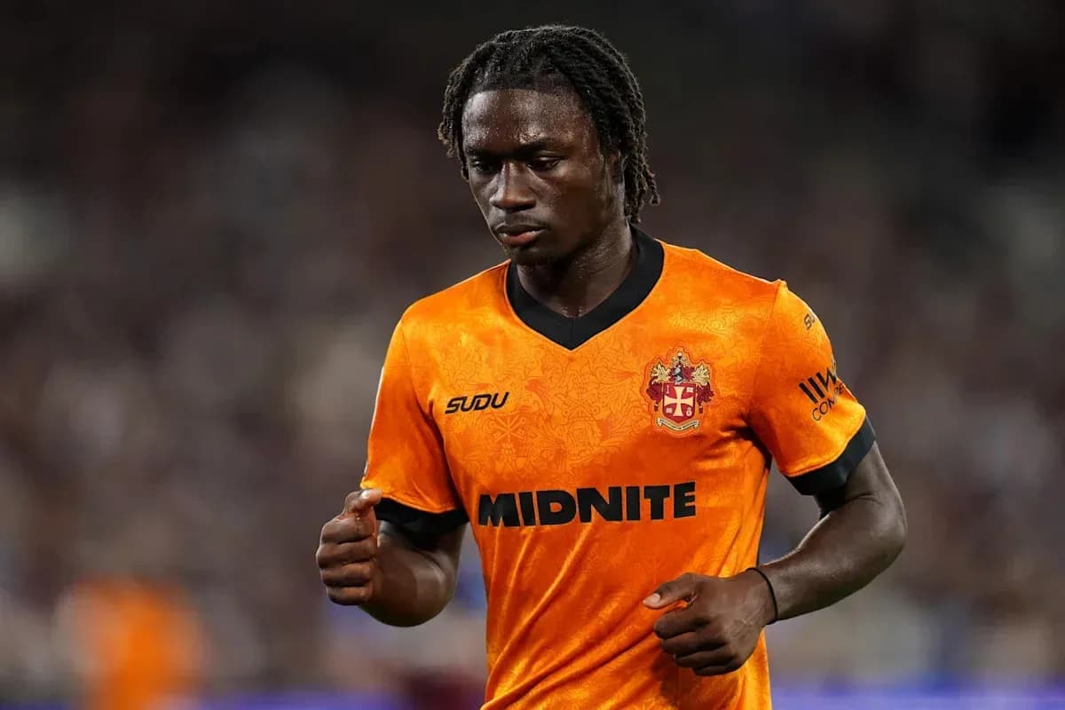 Joueur portant un maillot orange sur le terrain