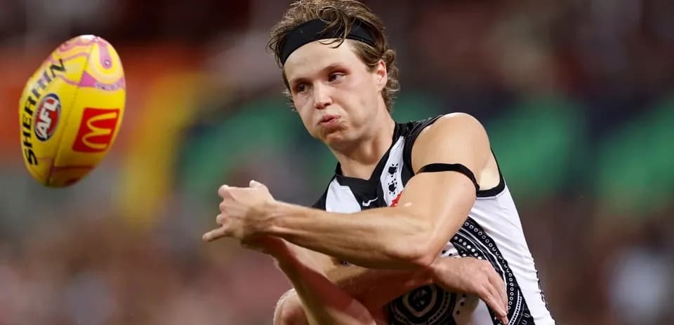 Joueur de football australien lançant un ballon