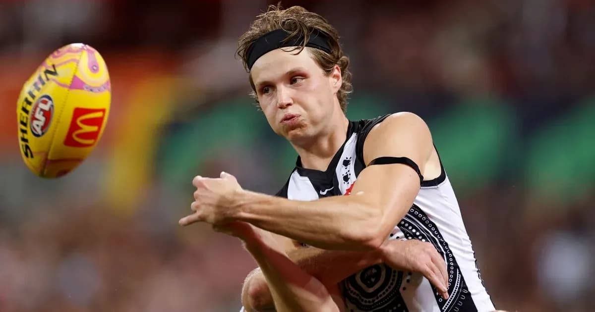 Joueur de football australien lançant un ballon