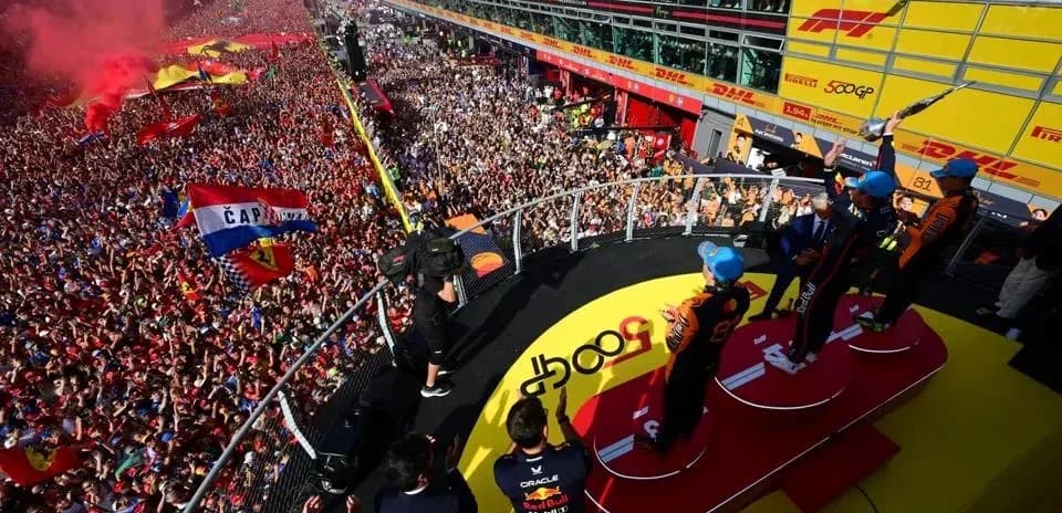 Célébration sur le podium avec foule en liesse