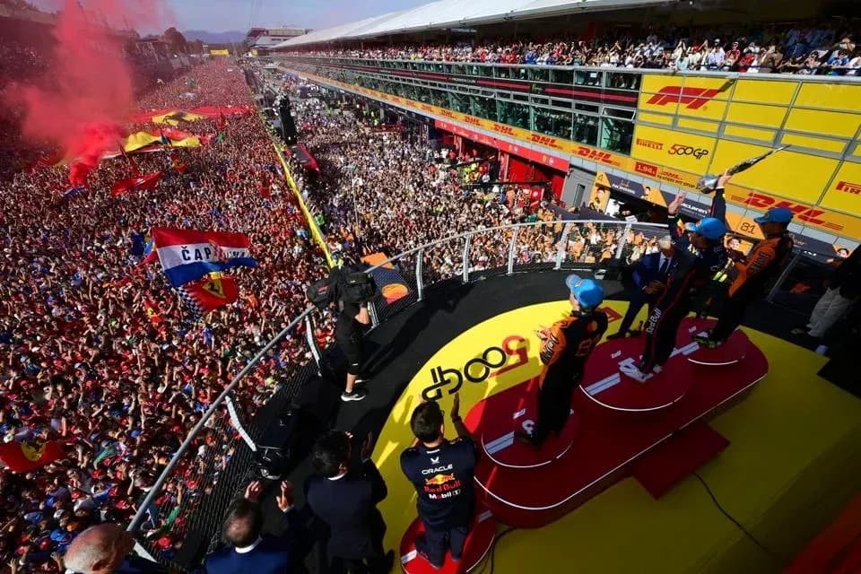 Célébration sur le podium avec foule en liesse
