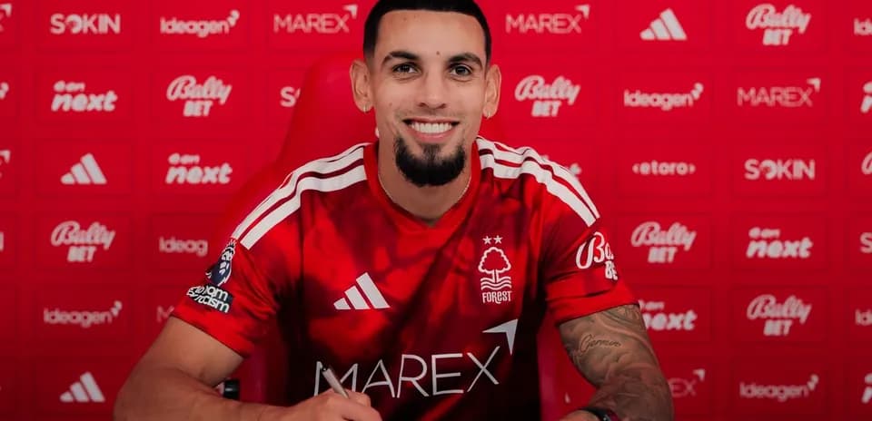 Joueur de Nottingham Forest signant un contrat