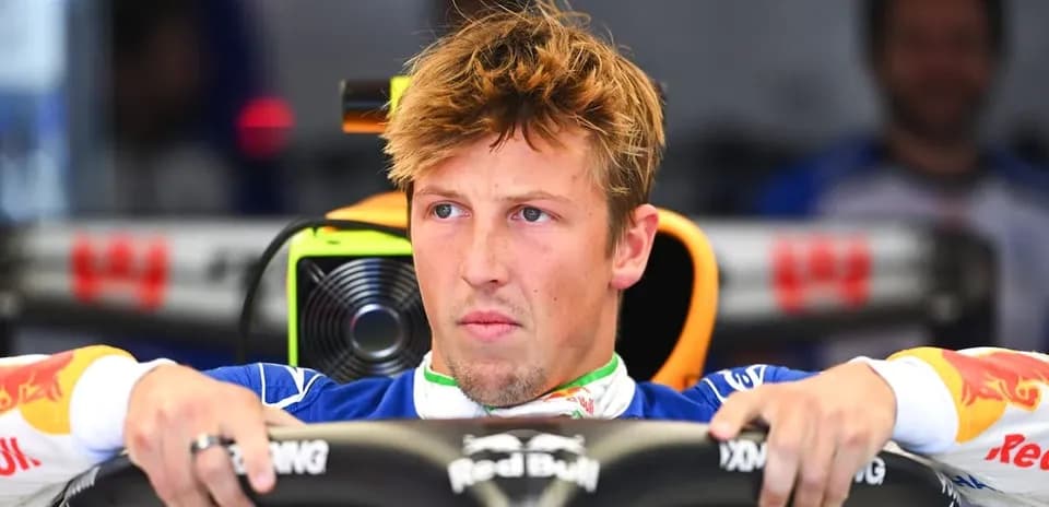 Pilote concentré dans la voiture de course
