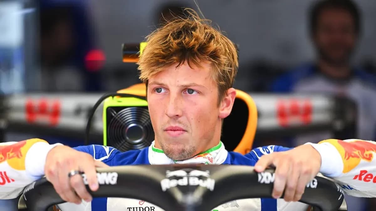 Pilote concentré dans la voiture de course
