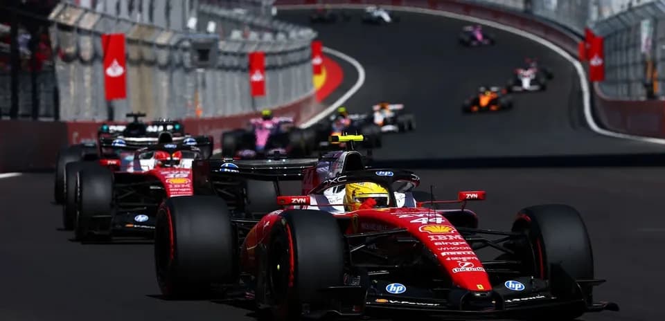 Voiture de F1 en course sur circuit urbain