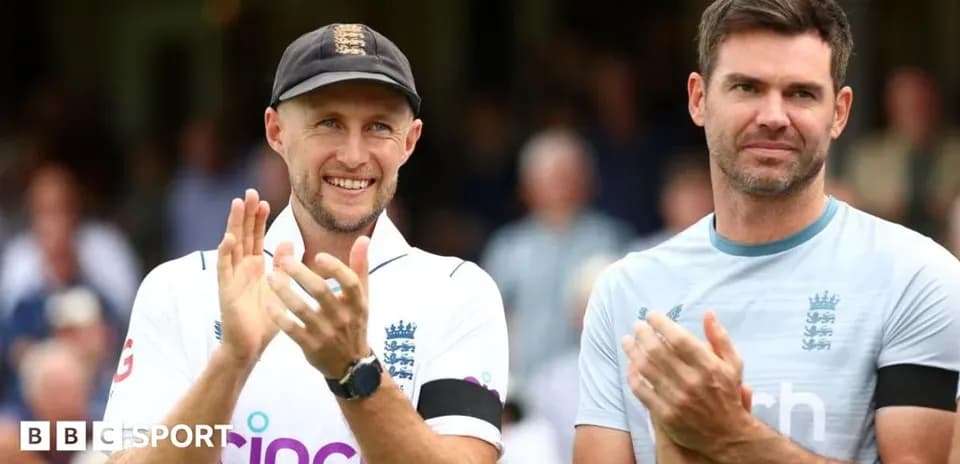 Deux joueurs de cricket applaudissant sur le terrain