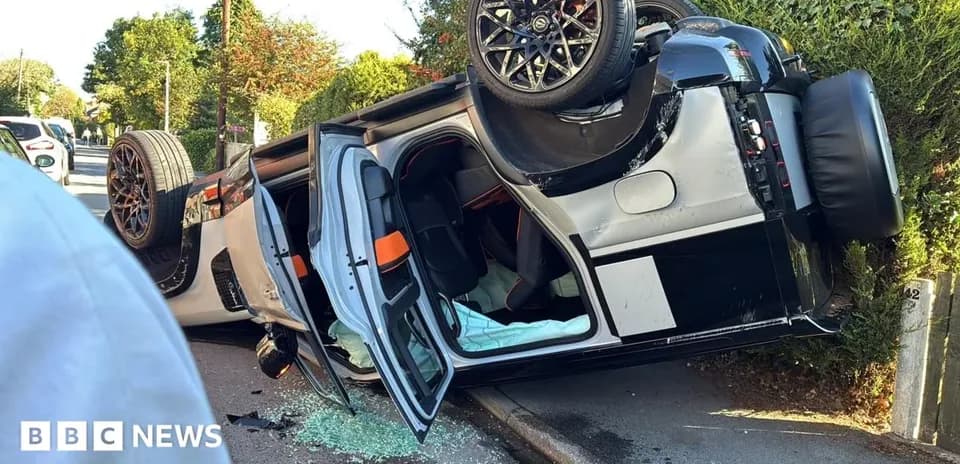 Voiture de sport retournée sur une route résidentielle