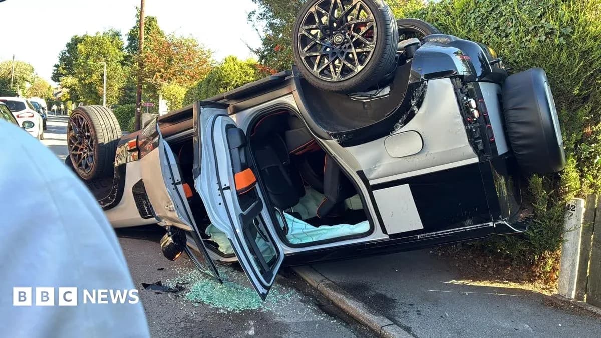 Voiture de sport retournée sur une route résidentielle