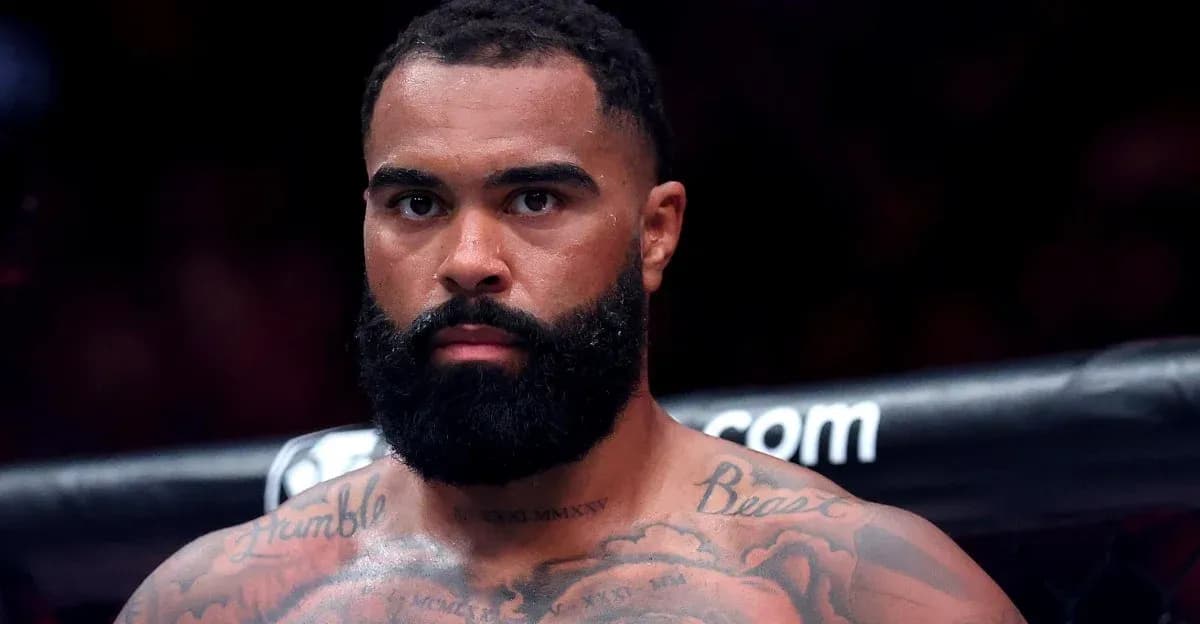 Combattant de MMA avec barbe et tatouages, regard sérieux