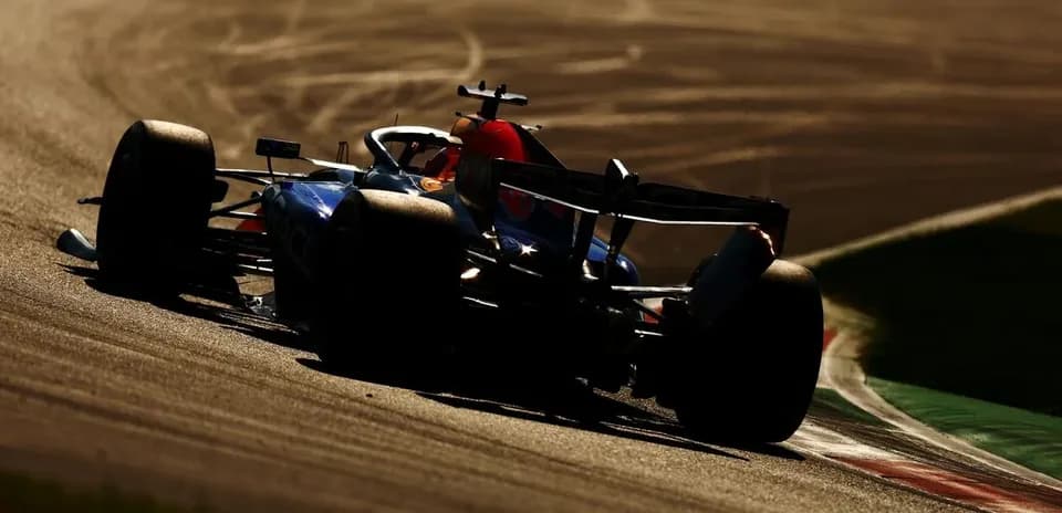 Voiture de F1 prenant un virage sur la piste