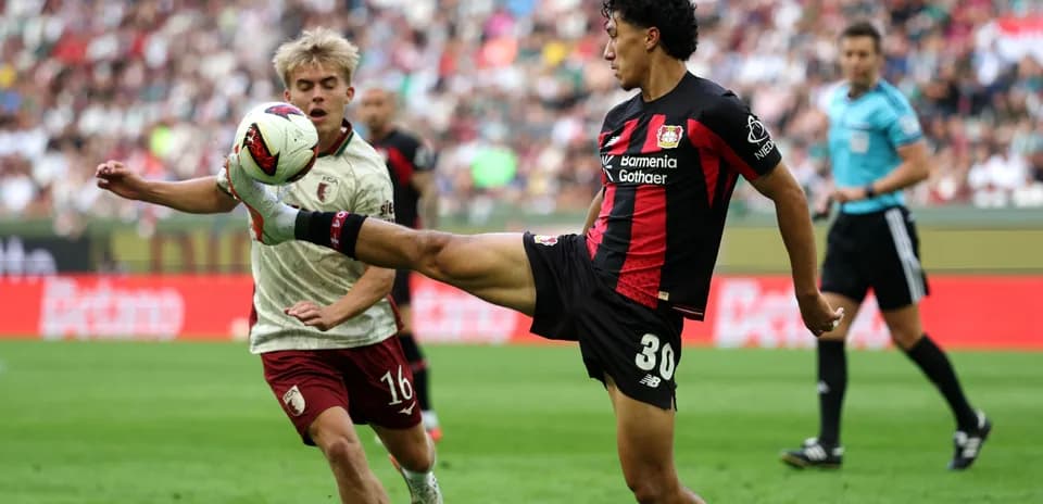 Joueur de Bayer 04 Leverkusen en train de frapper le ballon