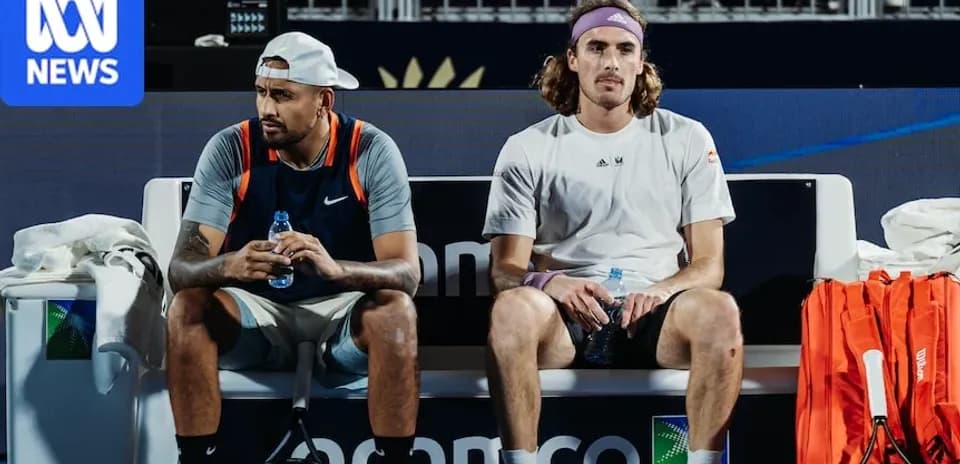 Joueurs assis sur le banc pendant un match de tennis