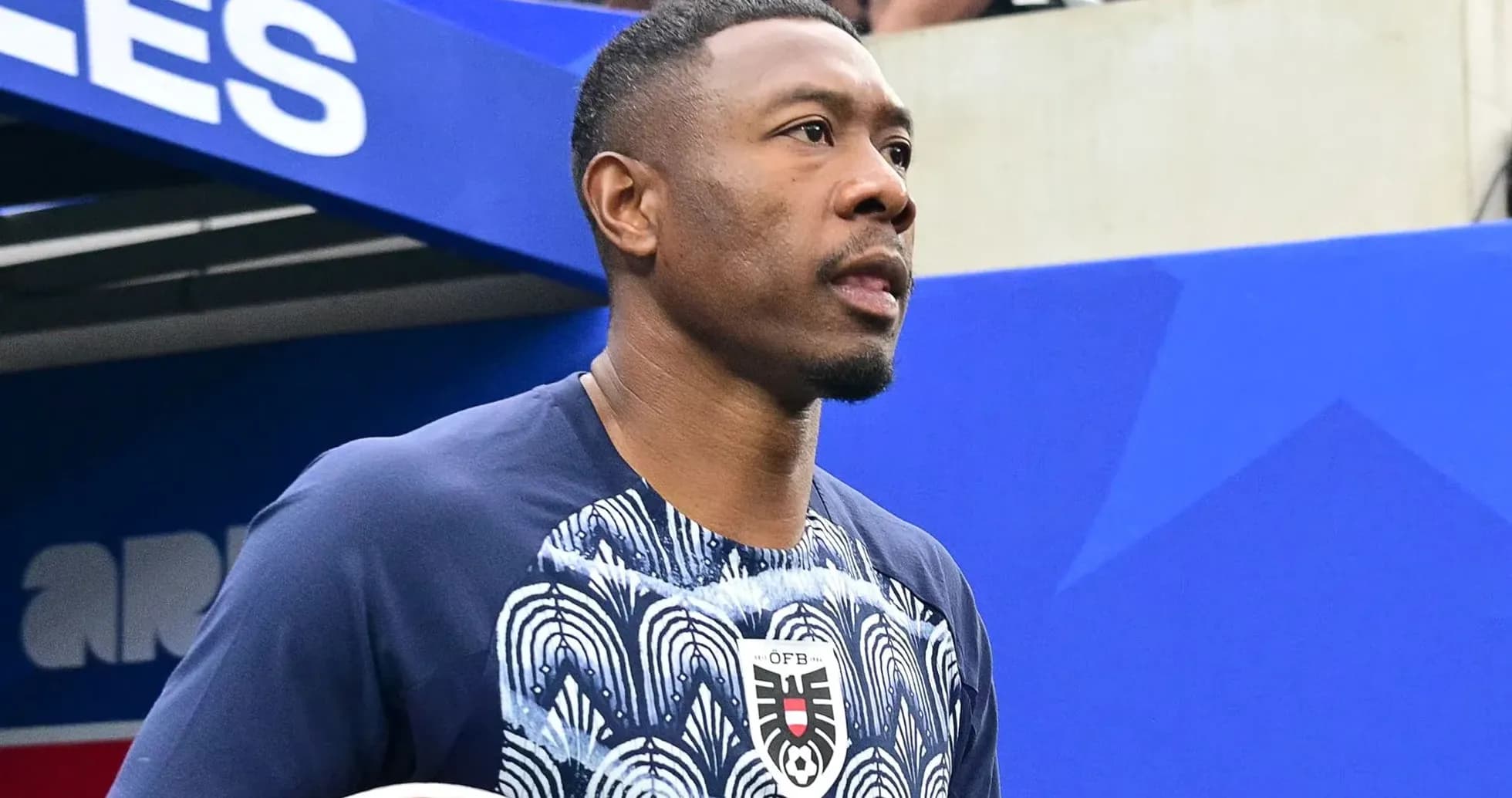 Joueur entrant sur le terrain avant le match