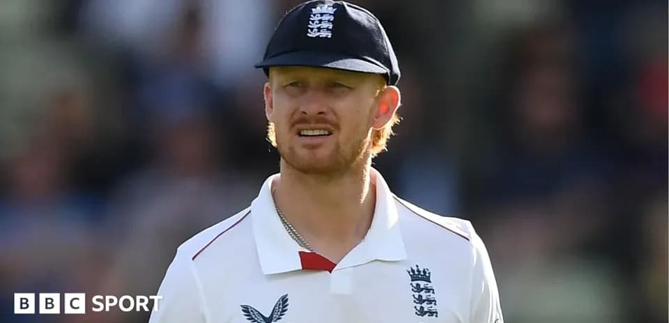 Joueur de cricket anglais en uniforme sur le terrain