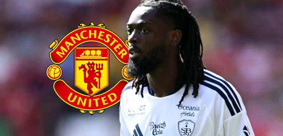 Joueur avec maillot de club devant logo Manchester United