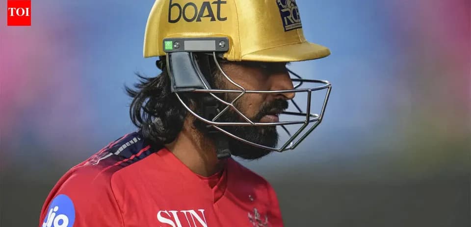 Joueur de cricket avec un casque doré et uniforme