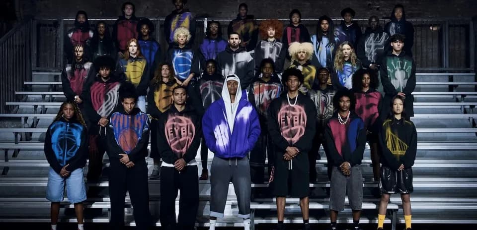 Groupe de jeunes portant des sweats colorés en studio