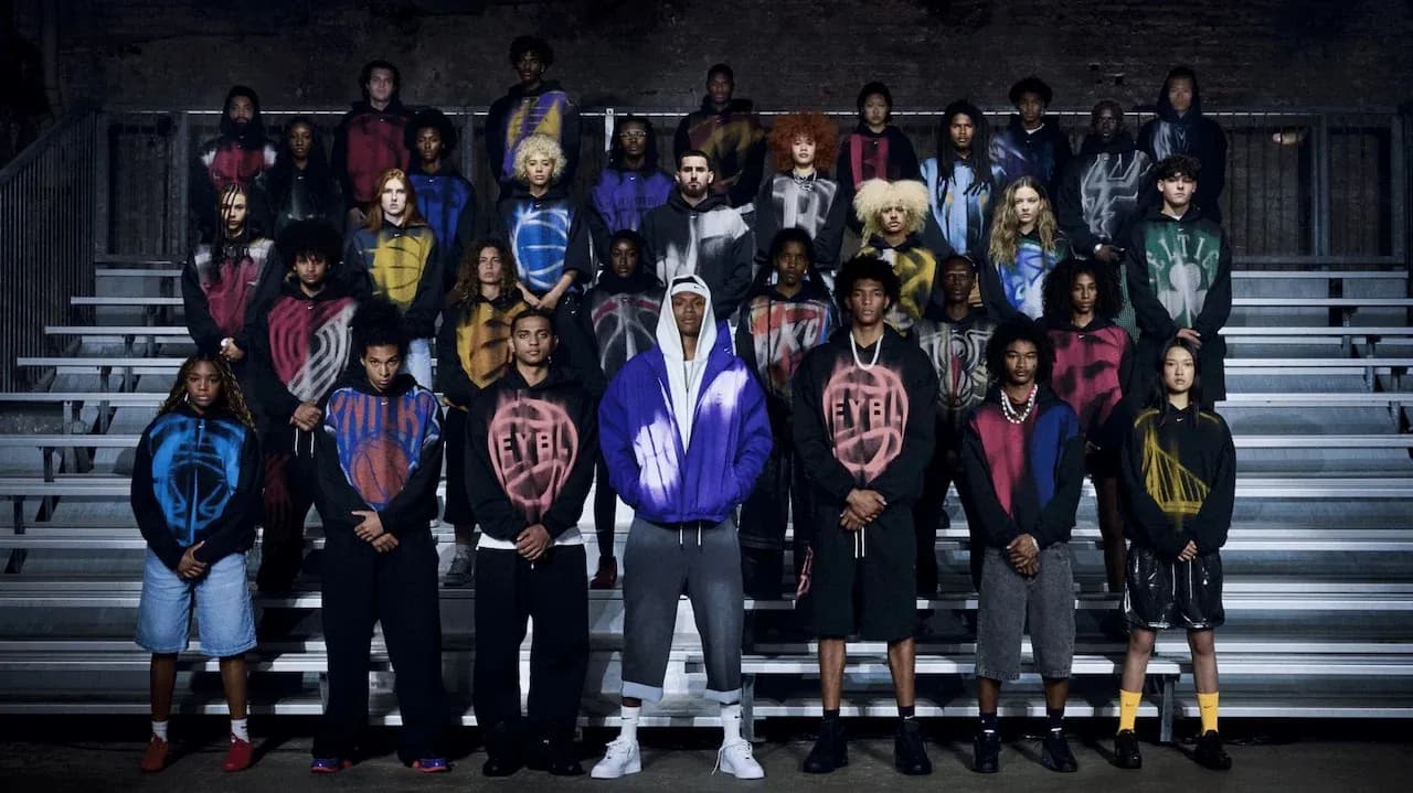 Groupe de jeunes portant des sweats colorés en studio