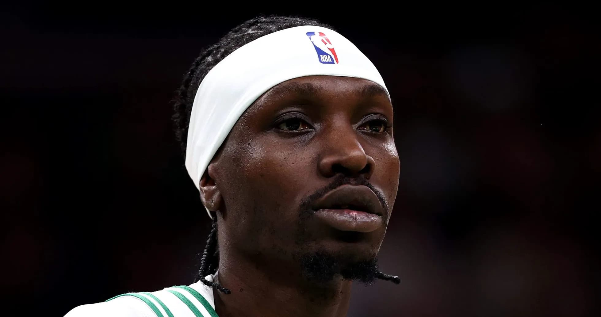Joueur avec bandeau NBA sur le terrain