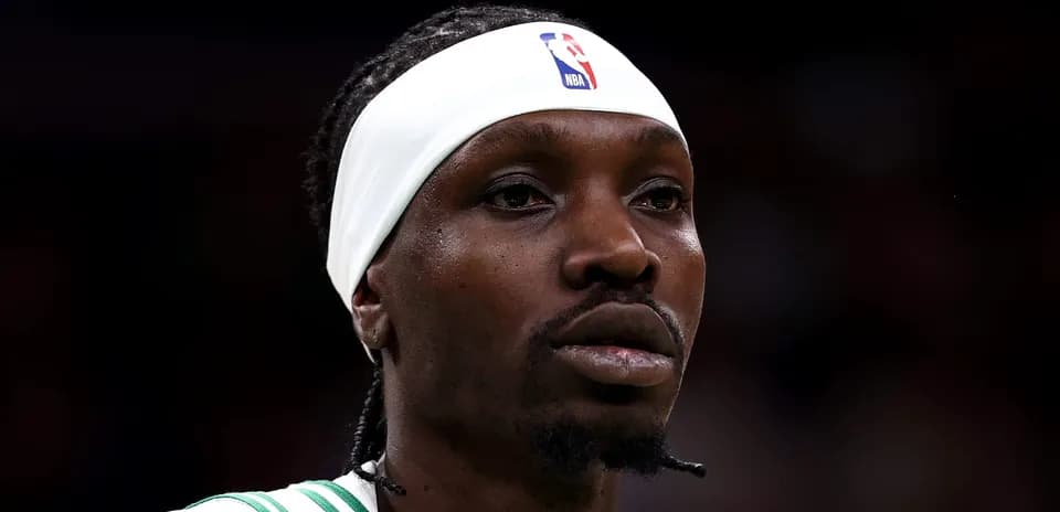 Joueur avec bandeau NBA sur le terrain