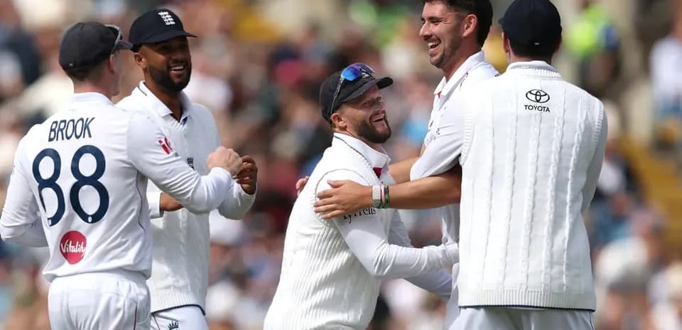 Joueurs anglais célébrant un wicket sur le terrain