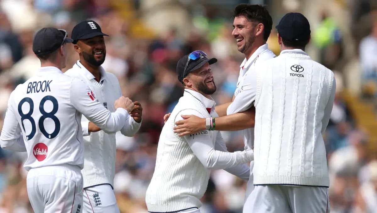 Joueurs anglais célébrant un wicket sur le terrain
