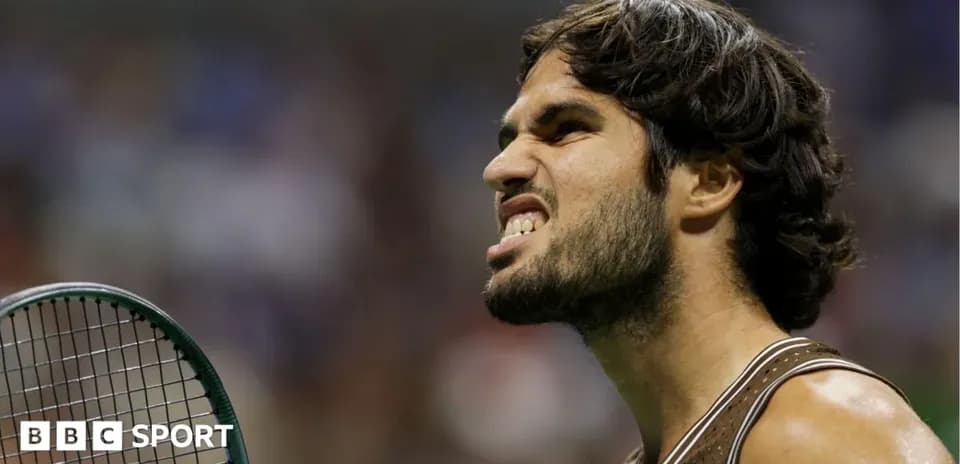 Joueur de tennis avec raquette exprimant une forte émotion