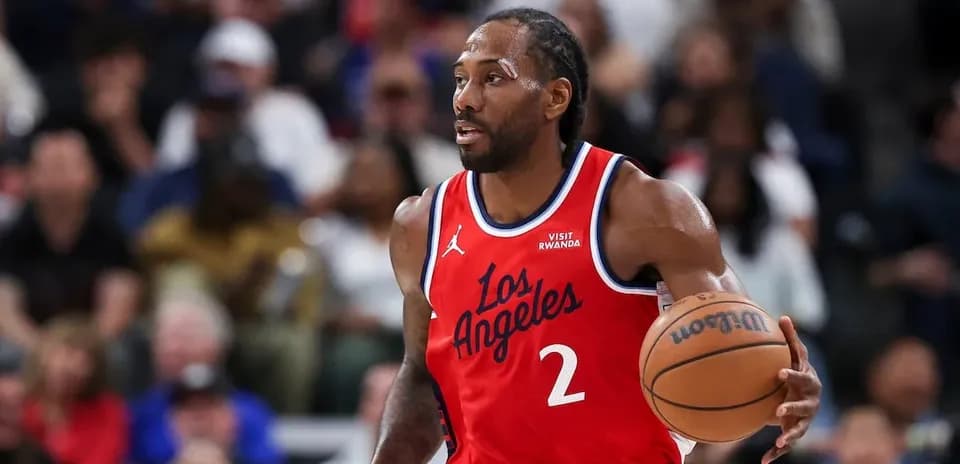 Joueur de basket-ball dribblant avec un ballon