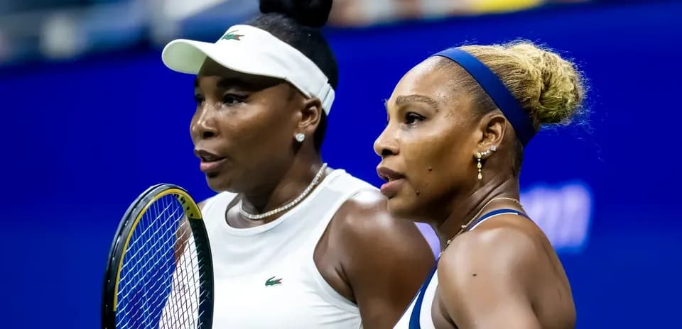 Venus et Serena Williams discutant sur le court