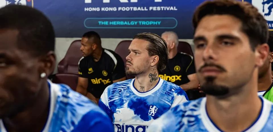 Joueurs sur le banc lors d'un match à Hong Kong