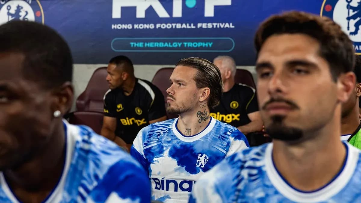 Joueurs sur le banc lors d'un match à Hong Kong