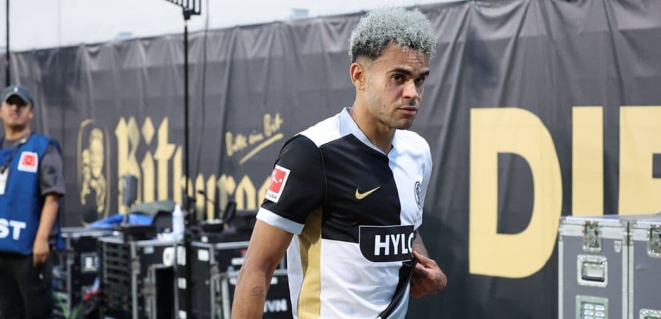 Joueur entrant sur le terrain avec un maillot de l'équipe