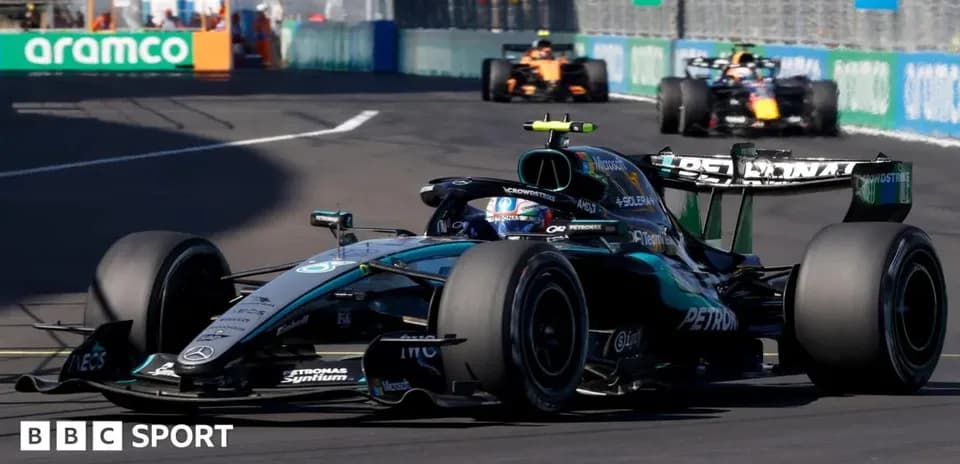 Voiture de Formule 1 Mercedes en course sur circuit