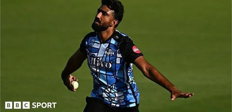 Joueur de cricket lançant la balle sur le terrain