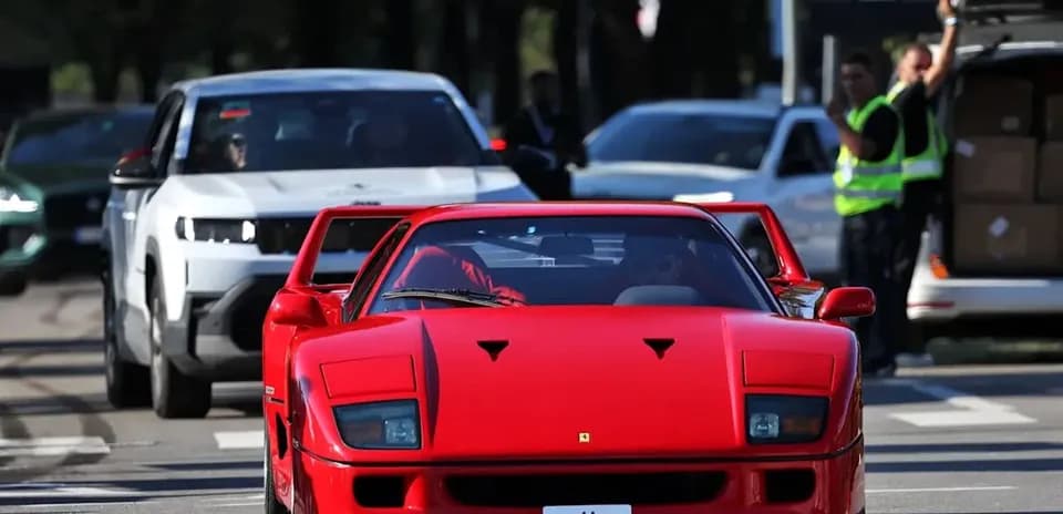 Ferrari rouge circulant parmi d'autres voitures
