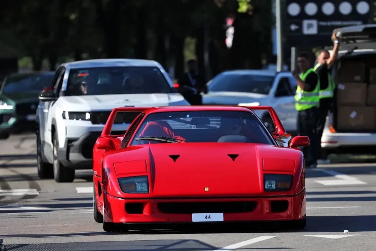 Ferrari rouge circulant parmi d'autres voitures
