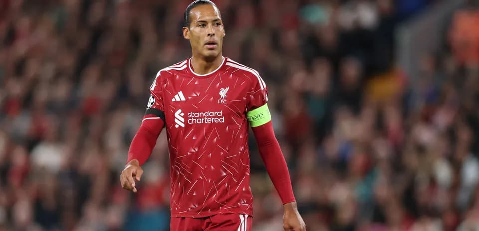 Joueur de Liverpool en tenue rouge sur le terrain