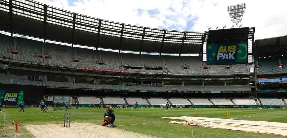 Préparation du terrain de cricket à Melbourne
