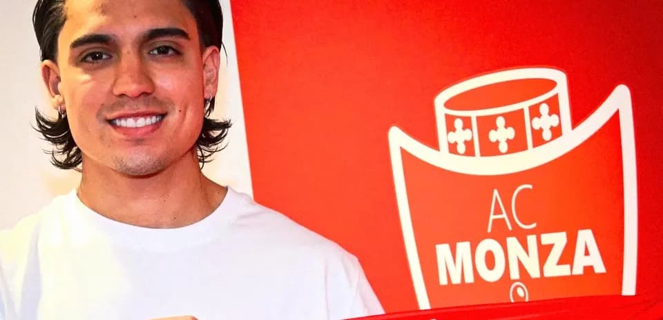 Joueur posant avec écharpe AC Monza en arrière-plan
