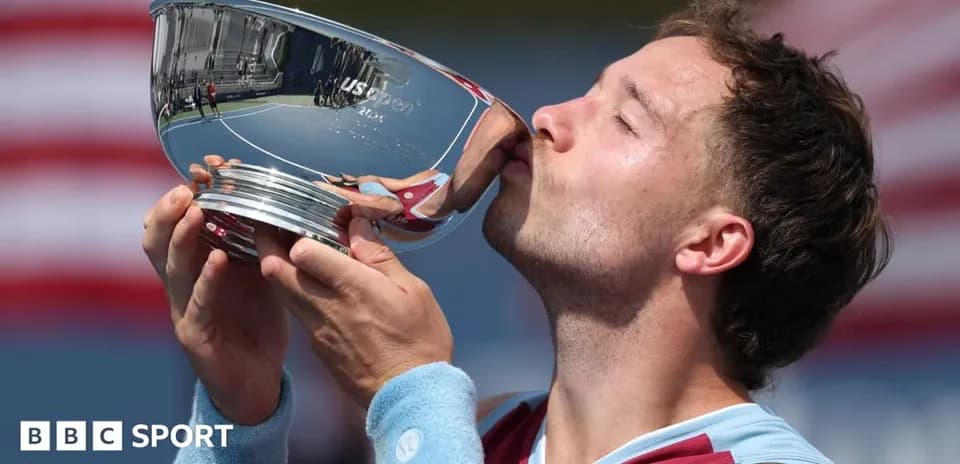 Joueur célébrant avec le trophée de l'US Open