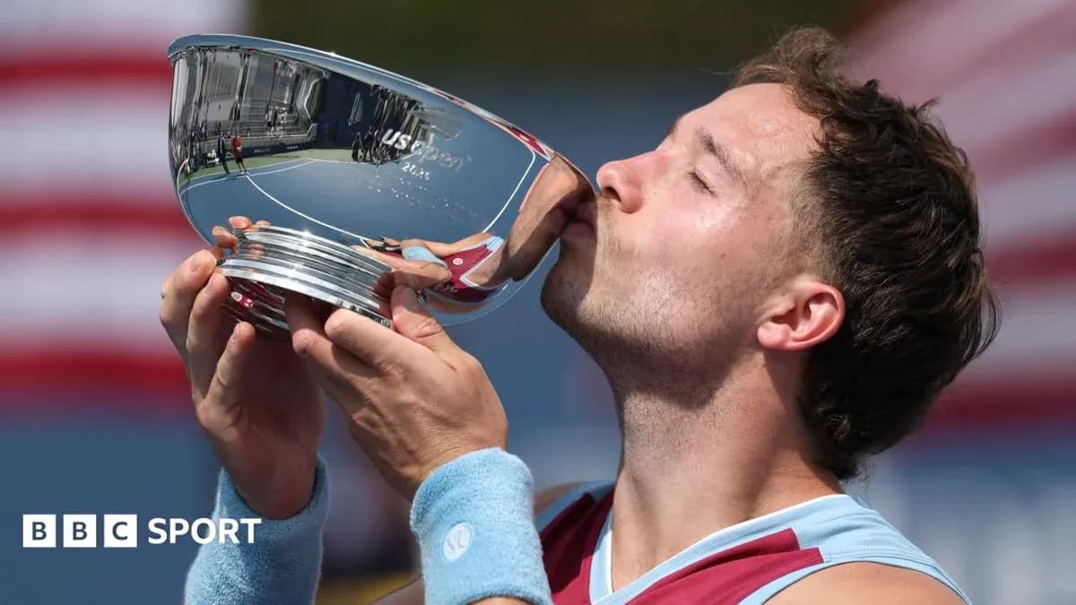 Joueur célébrant avec le trophée de l'US Open