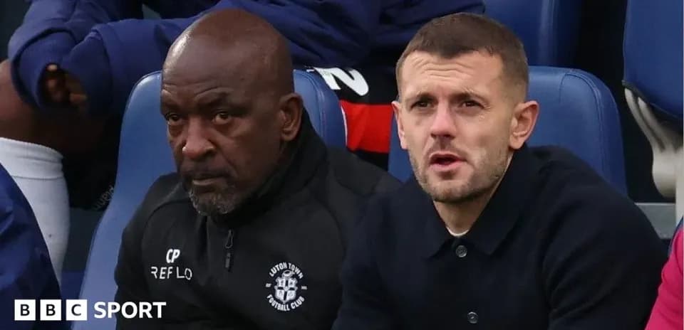 Deux hommes assis sur le banc de touche