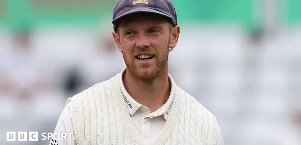 Joueur de cricket avec un chandail à col en train de sourire